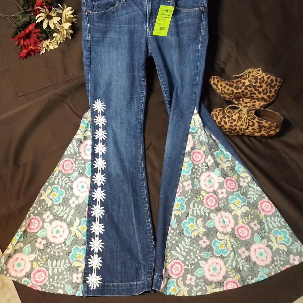 387 jeaniemade Size 28/6 Gap Bell-Bottoms